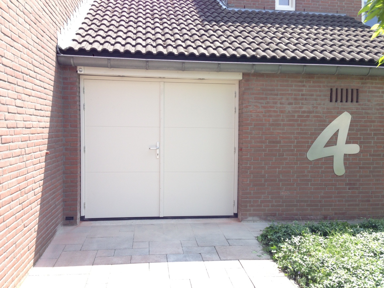 Openslaande garagedeuren van hout Different Doors Garagedeuren