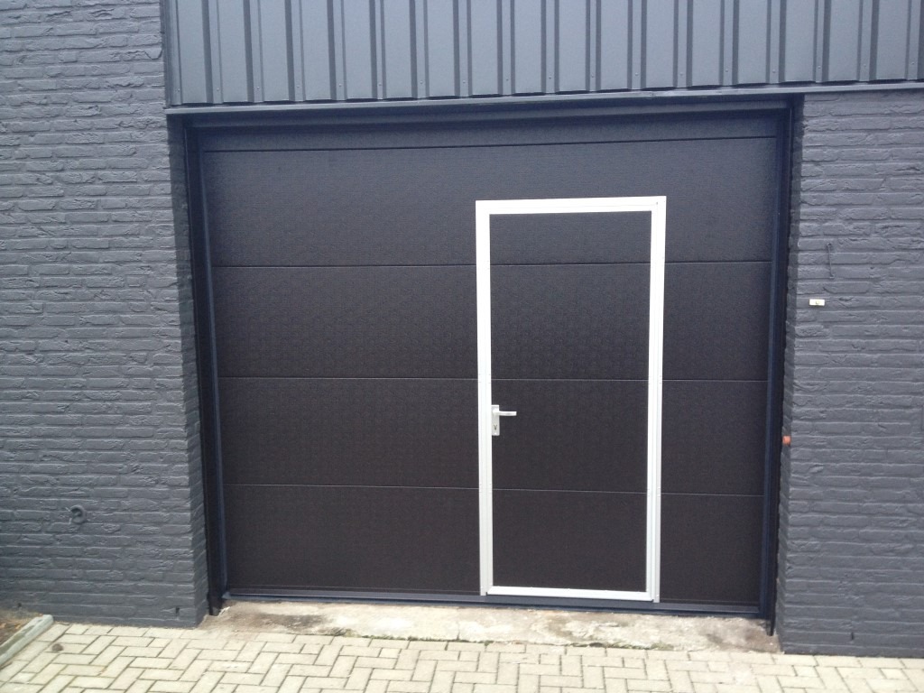 Bedrijfsdeur met loopdeur Different Doors Garagedeuren