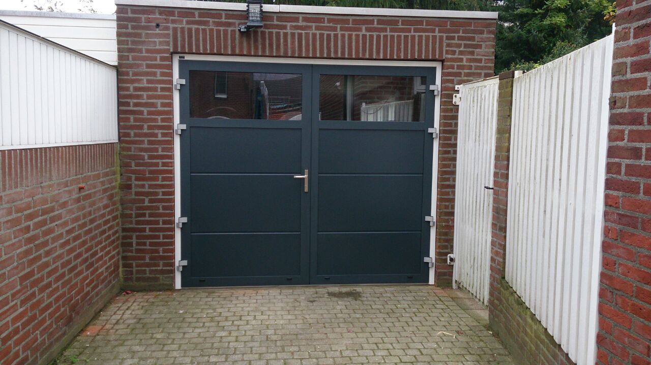 Openslaande garagedeuren met HR++ glas Different Doors