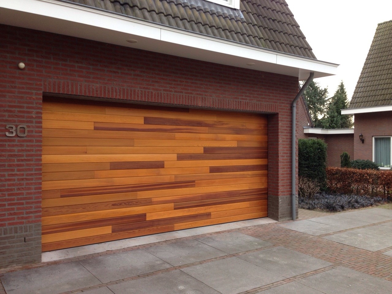 houtengaragedeurelektrischredcedarhelmond Different Doors