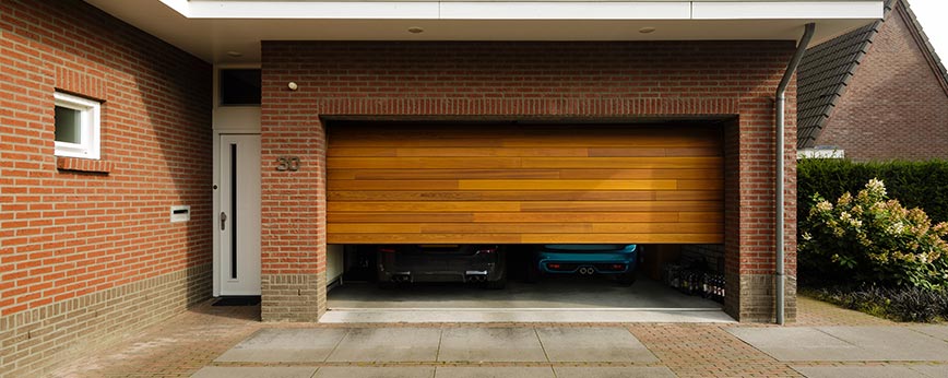 Houten garagedeuren Different Doors Garagedeuren